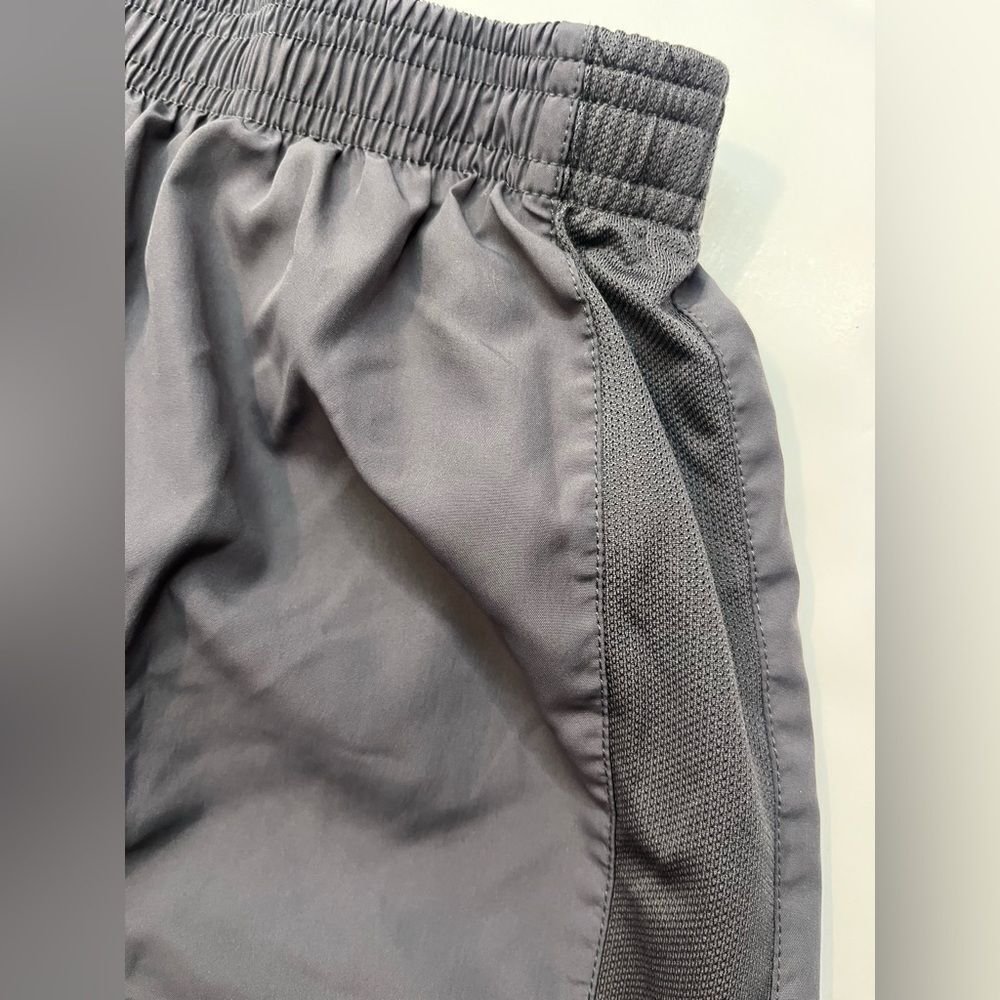 Champion C9 Women’s Gray Athletic Shorts with Back Zipper Pocket & Inner Layer - Picture 3 of 14